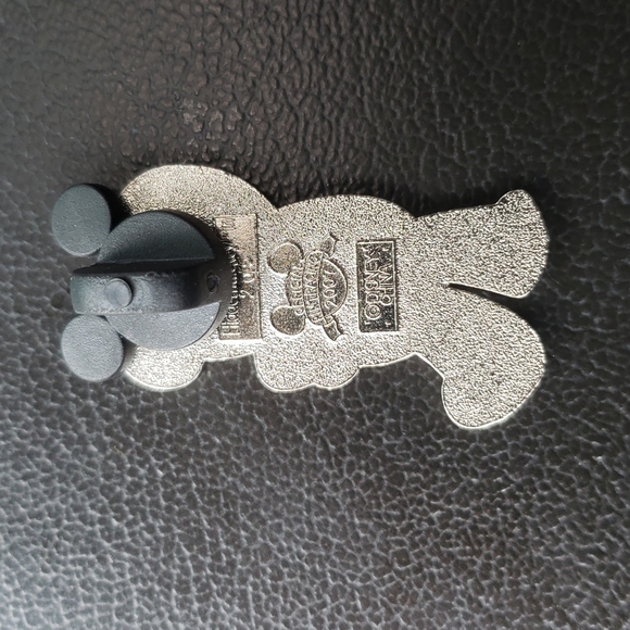 Hidden Mickey Duffy Pin - Picture 2 of 2